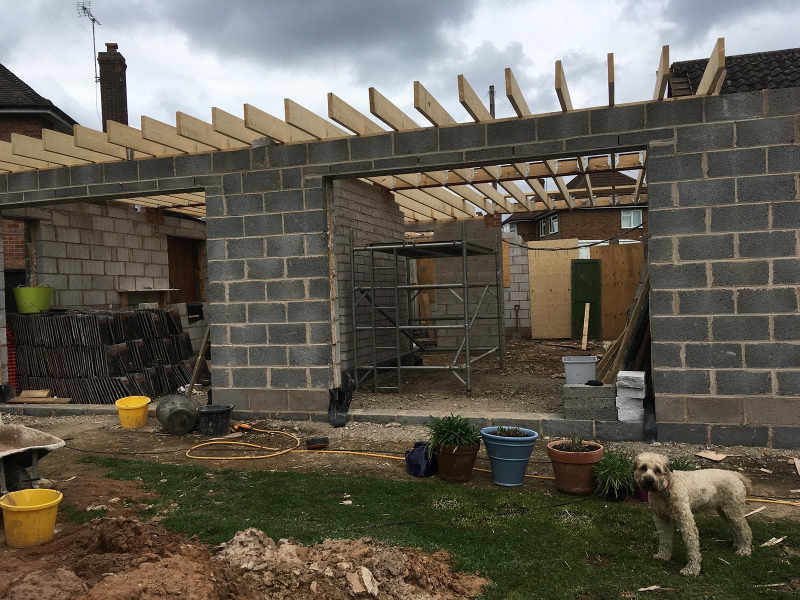 Single-storey rear extension in blockwork, opened up to the garden.